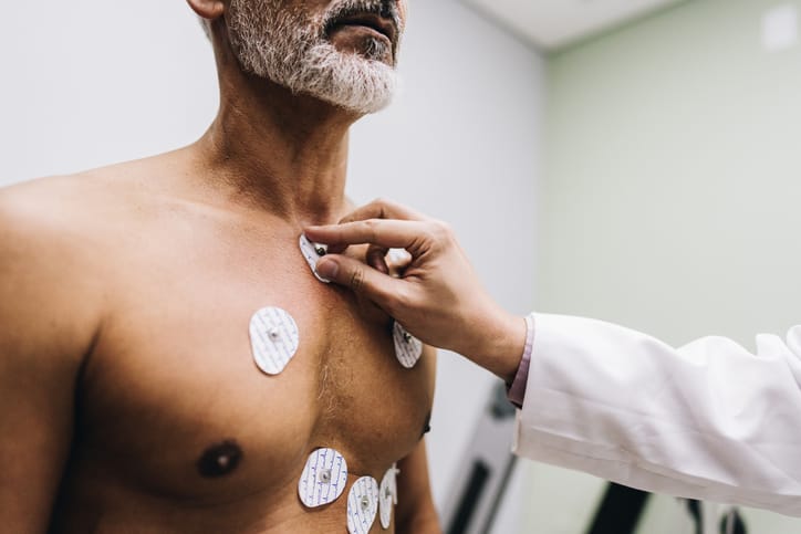 Photo show man receiving an electrocardiogram