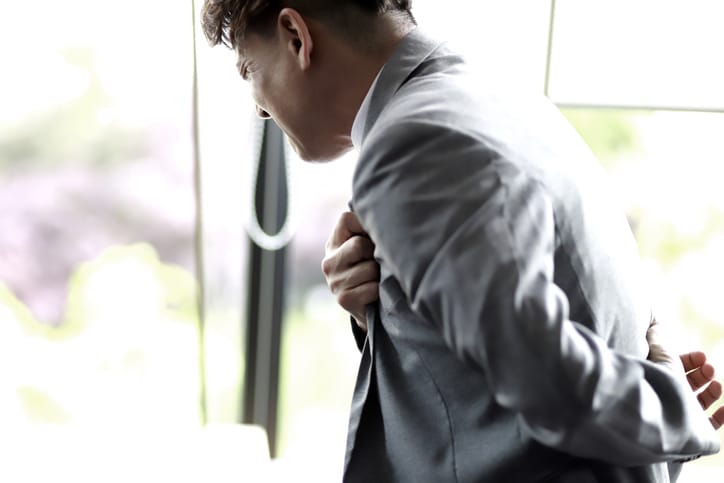 Photo shows man clutching heart
